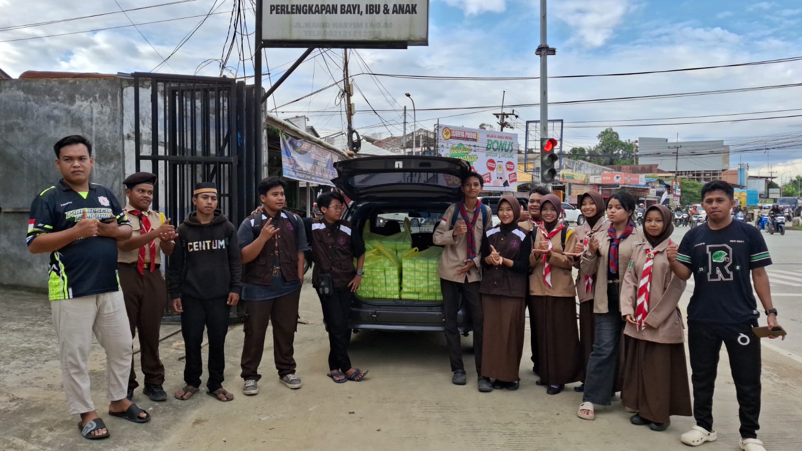 “Menebar Berkah Ramadan, Siswa SMKN 5 Samarinda Berbagi Takjil untuk Sesama”