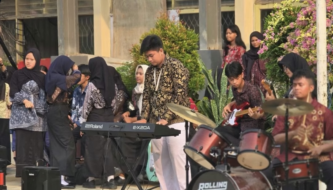 Balutan Batik, Semangat Berkarya: Jumat Seni Meriahkan Hari Batik Nasional di SMKN 5 Samarinda